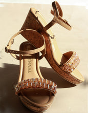 Load image into Gallery viewer, Carousel